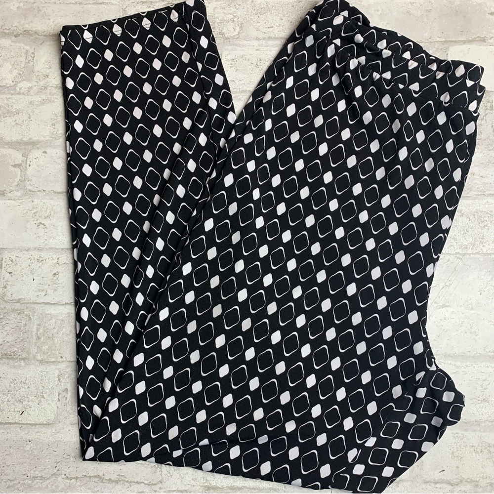 Chico’s Black & White Diamond Print Stretchy Ankle Pants Satin Pull On EUC